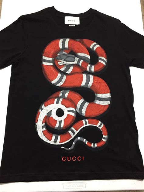 camisa gucci serpiente|camisa con estampado de serpientes y rombos .